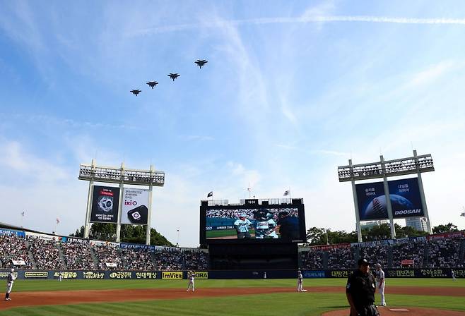 F-15K 4대로 구성된 비행 편대가 잠실야구장 상공을 지나고 있다. /사진=두산 베어스 제공