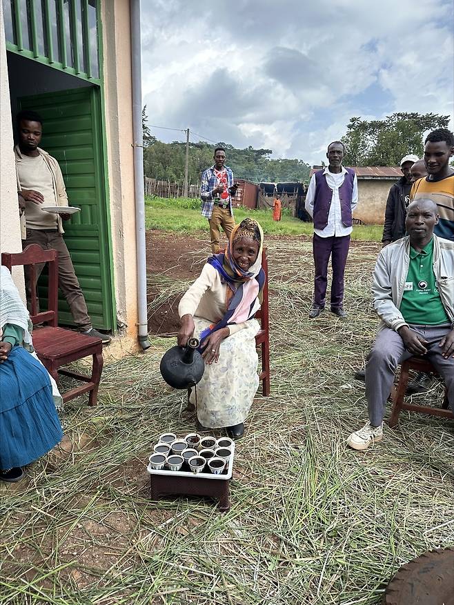 에티오피아 시골에서 맛본 '레알' 전통 커피 (코체리<에티오피아>=연합뉴스) 김성진 기자 = 지난 5월 27일(현지시간) 에티오피아 남부 시골마을 코체리에서 체험한 진짜 전통 커피 세리머니 '분나 마프라트'와 시골 아낙네. 2025.6.9 sungjin@yna.co.kr