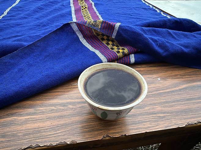 이게 에티오피아 전통커피 '분나' (코체리<에티오피아>=연합뉴스) 김성진 기자 = 지난 5월 27일(현지시간) 에티오피아 남부 시골마을 코체리에서 마신 전통 커피 '분나'. 2025.6.9 sungjin@yna.co.kr