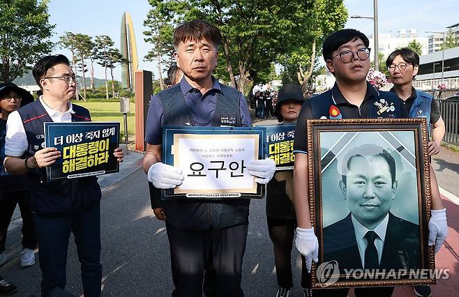 대통령실에 요구안 전달 위해 이동하는 태안화력발전 사고 대책위 (서울=연합뉴스) 홍해인 기자 = 엄길용 공공운수노조 위원장, 유족, 태안화력발전소 사고 대책위 관계자들이 6일 서울 용산 대통령실 청사 인근 전쟁기념관 앞에서 사고 희생자 고(故) 김충현 씨와 관련해 강훈식 대통령비서실장에게 요구 서한 전달하기 위해 이동하고 있다. 2025.6.6 hihong@yna.co.kr