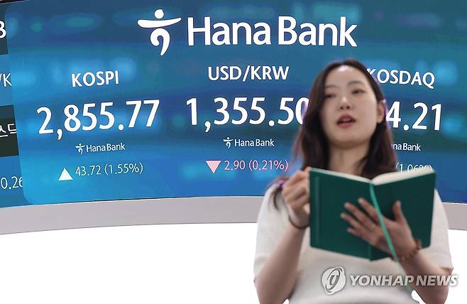 코스피 2,850대 마감 (서울=연합뉴스) 서명곤 기자 = 9일 서울 중구 하나은행 딜링룸에서 한 딜러가 자리로 향하고 있다. 이날 코스피 종가는 전 거래일 대비 43.72포인트(1.55%) 오른 2,855.77로 집계됐다. 지난 2일부터 4거래일 연속 상승이다. 2025.6.9 seephoto@yna.co.kr