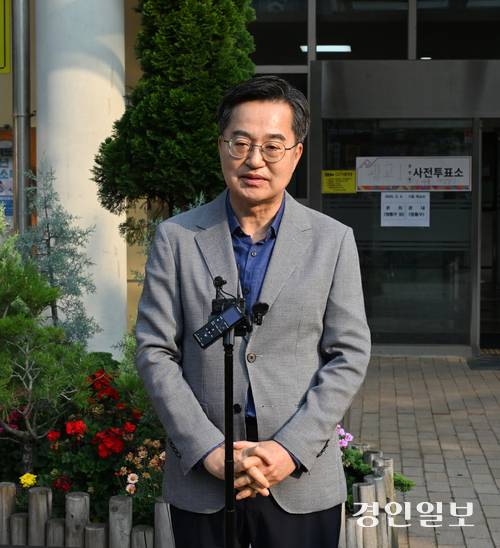 김동연 경기도지사가제21대 대통령선거 사전투표 첫날인 29일 오전 수원시 광교1동 사전투표소에서 투표를 마치고 백브리핑을 하고 있다. 2025.5.29 /경기사진공동취재단