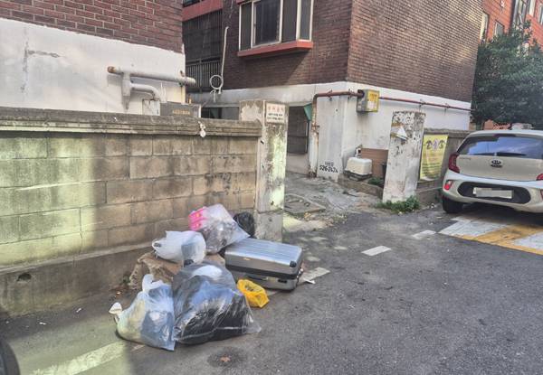 10일 오전 11시 찾은 부평역 인근 주택가에서 별도의 안내문 없이 쓰레기가 방치돼있다.