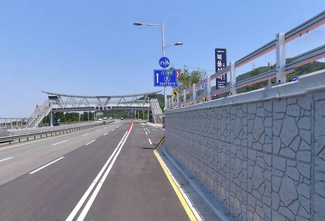 방어진~호계(북쪽) 방면 환승대기소 진입로. 진입로를 따라 약 2~3m 높이의 옹벽 이어지고 있어 운전자는 물론 승객도 차량 진입 여부를 파악하기 어렵다.