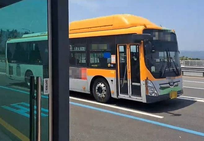 한 시내버스가 북울산역 환승대기소 승강장에 승객이 있음에도 정차 없이 그대로 통과하고 있다.