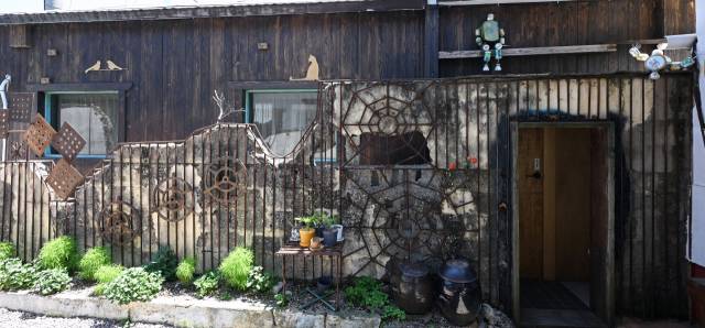 조형물이 눈에 띄는 카페 외관 벽면.