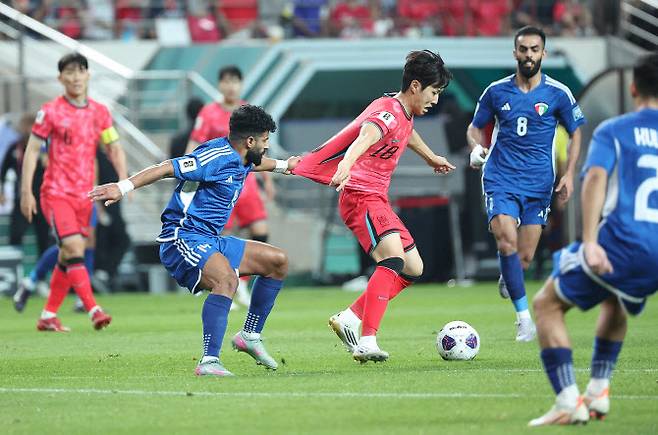 10일 서울월드컵경기장에서 열린 2026 북중미 월드컵 아시아 3차 예선 최종전 한국과 쿠웨이트의 경기. 한국 이강인이 수비를 돌파하고 있다. 사진=연합뉴스