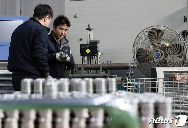 경기도의 한 공장에서 노동자가 업무를 보고 있다. ⓒ News1 박세연 기자