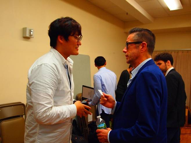 '어쩌면 해피엔딩'의 2016년 10월 뉴욕 리딩 공연 때 김유철 본부장(왼쪽) 모습.(사진=김유철 제공)