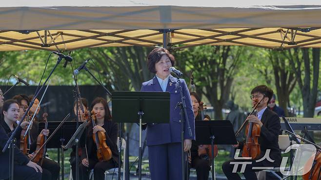 강정애 국가보훈부 장관이 지난 4월 미국 워싱턴 D.C 한국전참전용사기념공원내에서 열린 유엔참전용사 추모 음악회에서 축사를 하고 있다. (국가보훈부 제공. 재판매 및 DB 금지) 2025.4.14/뉴스1