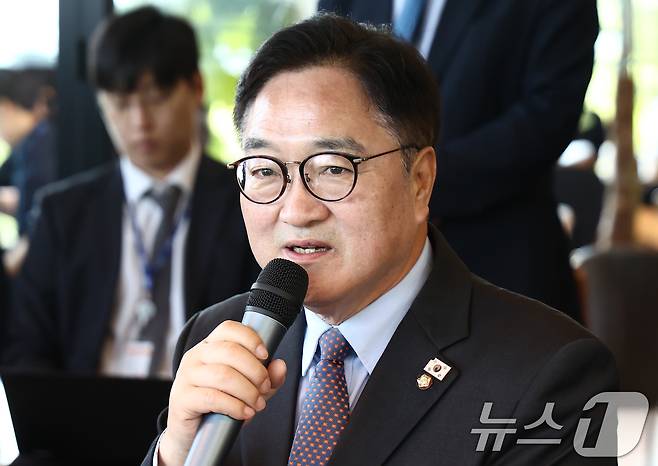 우원식 국회의장이 지난 5일 서울 여의도 국회 강변서재에서 열린 '세계 환경의 날 기념 국회 기후위기특위 초청 차담회'에서 인사말을 하고 있다. 2025.6.5/뉴스1 ⓒ News1 김민지 기자