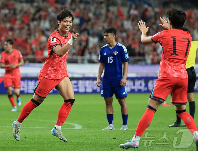 10일 오후 서울 마포구 상암동 서울월드컵경기장에서 열린 2026 국제축구연맹(FIFA) 북중미 월드컵 아시아 3차 예선 B조 10차전 대한민국과 쿠웨이트의 경기, 대한민국 오현규가 후반 팀의 세 번째 골을 넣은 뒤 환호하고 있다. 2025.6.10/뉴스1 ⓒ News1 김진환 기자
