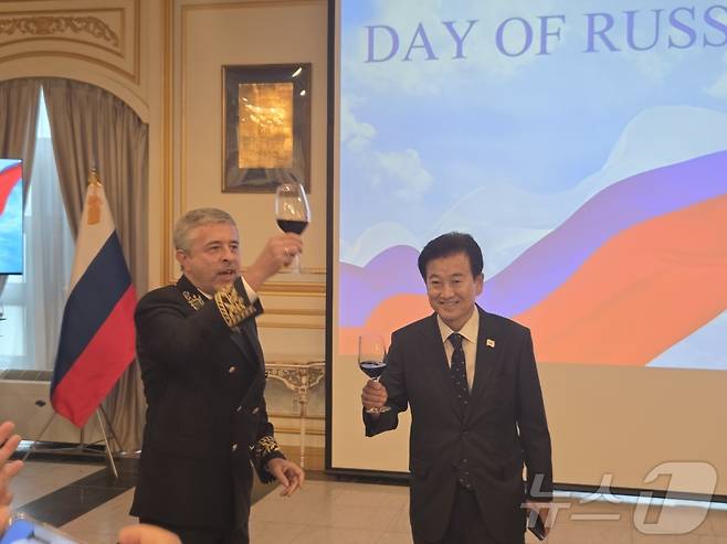 정동영 더불어민주당 의원이 10일 서울 정동에 위치한 러시아 연방 대사관에서 '러시아의 날'을 기념해 열린 행사에 참석해 지노비예프 게오르기 대사와 건배를 하고 있다. ⓒ News1 신기림 기자