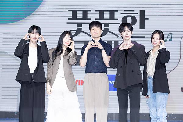 동명, 이채연, 황경성 감독, 시온, 최다음(왼쪽부터). 사진 | 요구르트스튜디오