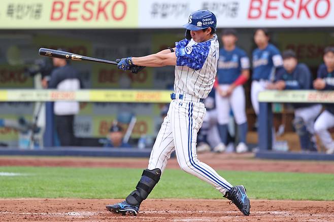 삼성 구자욱이 6일 대구삼성라이온즈파크에서 열린 2025 KBO리그 NC전에서 5회말 투런포를 터뜨리고 있다. 사진 | 삼성 라이온즈