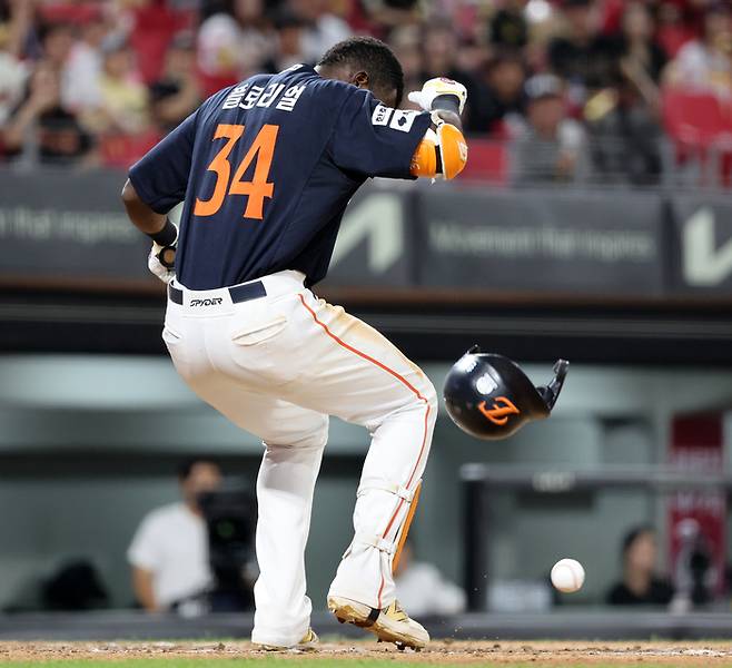 한화 플로리얼이 8일 광주-기아 챔피언스 필드에서 열린 2025 KBO리그 KIA전에서 10회초 KIA 정해영 투구에 손을 맞고 있다. 사진 | 광주=연합뉴스