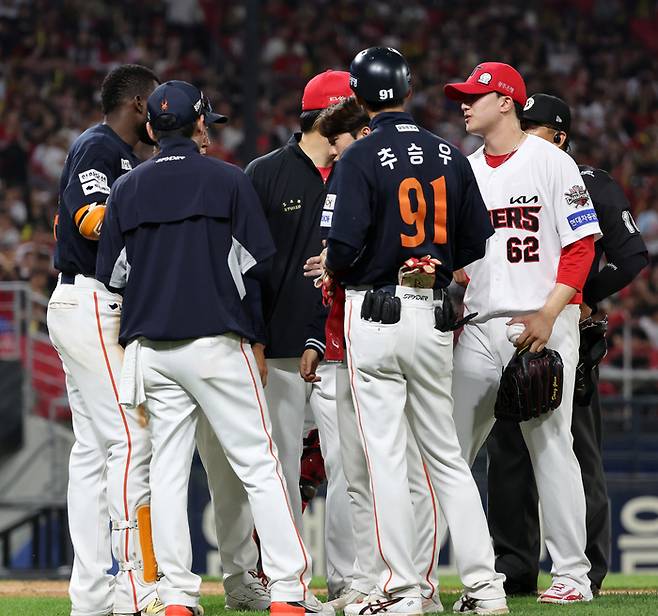 KIA 정해영(오른쪽)이 8일 광주-기아 챔피언스 필드에서 열린 2025 KBO리그 한화전에서 10회초 한화 플로리얼에게 몸에 맞는 공을 기록한 후 사과하고 있다. 사진 | 광주=연합뉴스