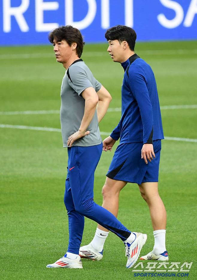 2026 FIFA 북중미 월드컵 3차 예선 최종전 공식 훈련이 9일 서울월드컵경기장에서 열렸다. 홍명보 감독과 손흥민이 대화를 나누고 있다. 상암=박재만 기자 pjm@sportschosun.com/2025.06.09/