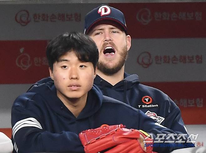 13일 대전 한화생명볼파크에서 열린 두산-한화전. 콜어빈이 더그아웃에서 동료들을 응원하고 있다. 대전=정재근 기자 cjg@sportschosun.com/2025..5.13/