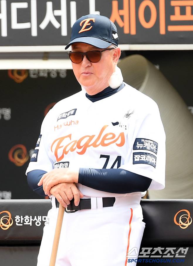 10일 대전 한화생명볼파크에서 열린 한화 이글스와 두산 베어스의 경기. 한화 김경문 감독이 훈련을 지켜보고 있다. 대전=박재만 기자 pjm@sportschosun.com/2025.06.10/