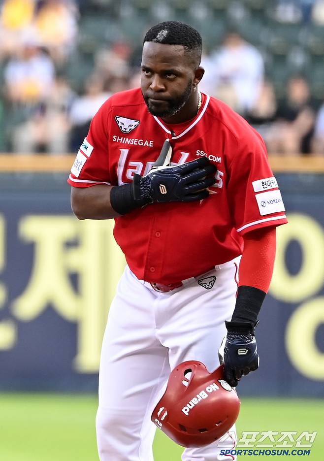 10일 잠실야구장에서 열린 SSG와 LG의 경기, 1회초 2사 1루 SSG 에레디아가 자신의 타구에 다리를 맞은 LG 손주영에게 사과하고 있다. 잠실=허상욱 기자wook@sportschosun.com/2025.06.10/