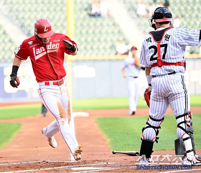 10일 잠실야구장에서 열린 SSG와 LG의 경기, 1회초 2사 2루 SSG 최지훈이 고명준의 타구를 잡은 LG 3루수 김주성의 1루 악송구에 득점을 올리고 있다. 잠실=허상욱 기자wook@sportschosun.com/2025.06.10/