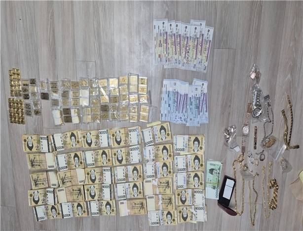 국세청은 세금을 내지 않고 재산은닉하거나 호화생활를 누리는 고액상습체납자 710명에 대한 세무조사에 착수했다고 10일 밝혔다. 사진은 고액체납자의 배낭에서 찾아낸 금괴 등. /국세청