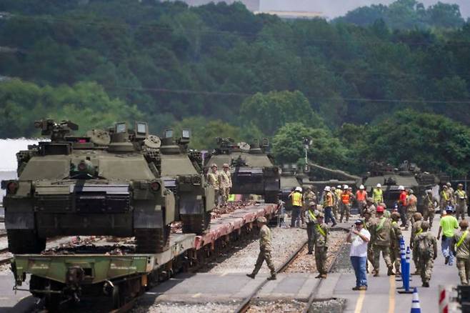 미 육군 창설 250주년 기념 열병식을 앞두고 9일(현지시간) 미국 메릴랜드주에서 군 관계자들이 행사에 투입될 중장비와 군용 차량을 하역하고 있다. 로이터연합뉴스