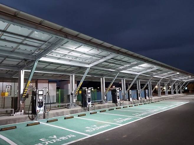 제주특별자치도에서 지난 2019년부터 운영 중인 신재생에너지 융복합 EV(Electric Vehicle) 충전스테이션. 산업통상자원부와 제주도, 제주에너지공사, 민간사업자 등이 협력하는 전기차충전서비스육성사업 일환으로 4년 간 총사업비 85억원이 투입돼 도내 권역별로 전기차 충전스테이션이 구축 됐다. 제주도 제공.