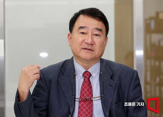 김재완 연세대 양자연구원장이 연세대 송도캠퍼스에서 아시아경제와 인터뷰 하고 있다. 조용준 기자