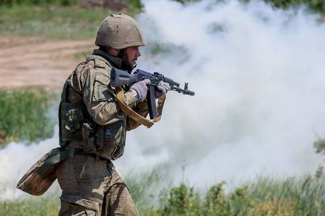 7일(현지시간) 러시아 육군 제6 독립 리시찬스크 코사크 근위대 기계화보병여단 돌격부대 장병들이 전투 훈련을 받고 있다. 타스 연합뉴스
