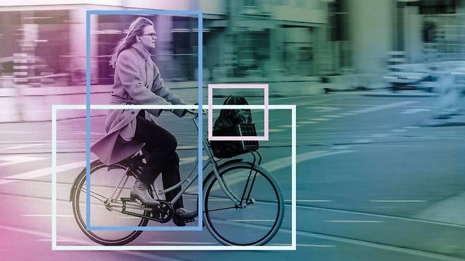 AI 학습을 위한 사진에서 자전거와 탑승자, 가방을 데이터 라벨링으로 분류한 모습. /사진=스케일AI