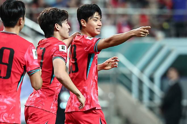 10일 서울월드컵경기장에서 열린 쿠웨이트와의 2026 북중미 월드컵 아시아 3차 예선 최종 10차전에서 전진우(오른쪽)가 전반전 상대 자책골을 이끌어낸 후 기뻐하고 있다. /뉴스1