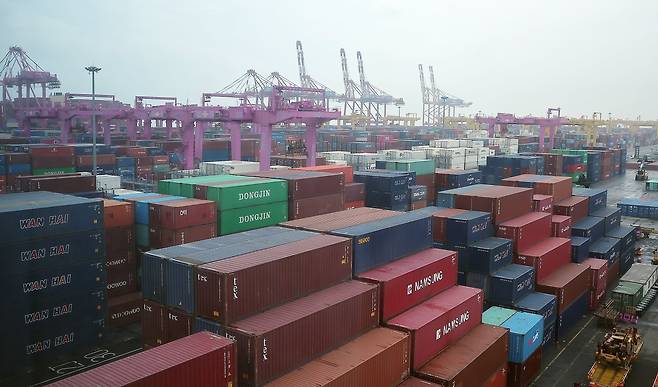 인천신항에서 컨테이너 상·하역 작업이 이뤄지고 있다. /뉴스1