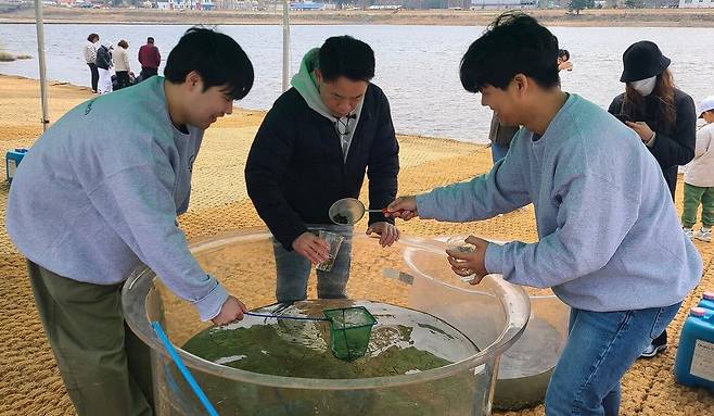 파마리서치 임직원들이 지난 4월 아기연어보내기 행사에 참여하고 있다. /파마리서치