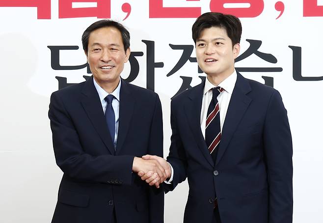 김용태 국민의힘 비상대책위원장(오른쪽)이 10일 서울 여의도 국회에서 우상호 정무수석을 접견하고 있다. /뉴스1