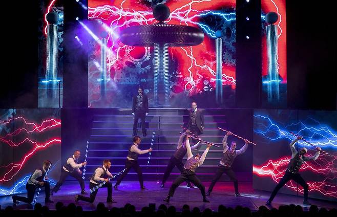최근 헝가리 무대에 오른 뮤지컬 ‘테슬라’의 한 장면. 올해 대구국제뮤지컬페스티벌 개막작인 이 작품은 20∼28일 대구오페라하우스에서 즐길 수 있다. 딤프 사무국 제공