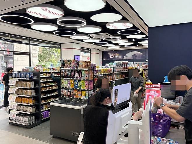 CU가 잠실종합운동장 인근 CU 신천올림픽점에 두산베어스 팝업스토어를 오픈했다.