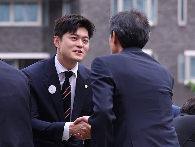 10일 서울 용산구 민주화운동기념관(옛 남영동 대공분실)에서 열린 '제38주년 6·10 민주항쟁 기념식' 및 '민주화운동기념관 개관식'에서 김용태 국민의힘 비대위원장과 우상호 대통령실 정무수석이 인사를 나누고 있다. 뉴스1