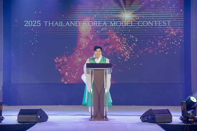 정사무엘 한문화진흥협회 회장이 지난 8일(현지시간) 태국 Amari 호텔 그랜드볼룸에서 개최된 '제4회 태국 한복모델 선발대회'에서 개회사를 하고 있다. 한문화진흥협회 제공