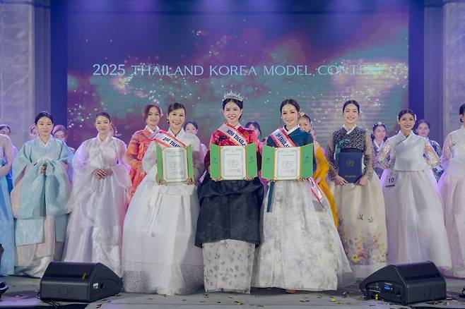 지난 8일(현지시간) 태국 Amari 호텔 그랜드볼룸에서 개최된 '제4회 태국 한복모델 선발대회'에서 최종 진선미로 뽑힌 수상자(▲‘진’ Piyatida Nomsiri ▲‘선’ Natsathon Kanokkunchattarin ▲‘미’ Jinnipar Dararassameerungruang)들이 기념촬영을 하고 있다. 한문화진흥협회 제공