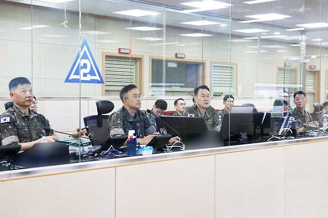 10일 김명수 합참의장이 육군2작전사령부를 방문해 작전지도를 하고 있다. 합참 제공