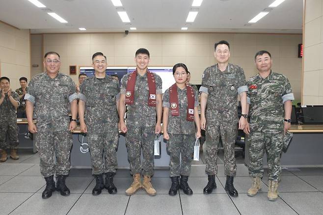 10일 김명수 합참의장이 육군2작전사령부를 방문해 장병들을 격려하고 있다. 합참 제공