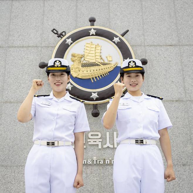 서해수호 55용사 유자녀 프로야구 시구·시타에 참여하게 된 조시은 소위(왼쪽)와 김해나 소위가 지난 9일 경남 창원시 해군교육사령부에서 기념촬영을 하고 있다. 해군 제공