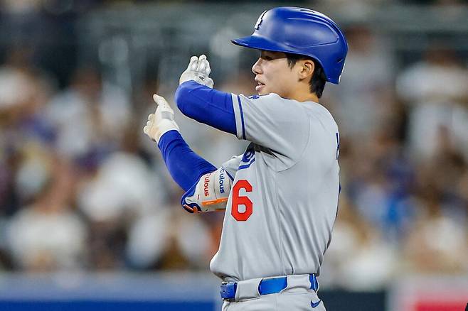 다저스의 김혜성이 10일(한국시각) 미국 캘리포니아주 샌디에이고 펫코 파크에서 열린 2025 미국프로야구 메이저리그(MLB) 샌디에이고 파드리스와 방문 경기에서 안타를 친 뒤 세리머니를 하고 있다. 샌디에이고/로이터 연합뉴스