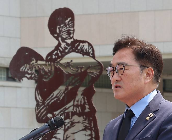 우원식 국회의장이 9일 서울 서대문구 연세대학교 이한열 동산에서 열린 제38주기 이한열 추모식에서 추모사를 하고 있다. 공동취재사진