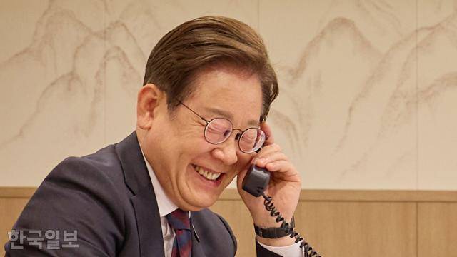 이재명 대통령이 10일 서울 용산 대통령실 청사 집무실에서 시진핑 중국 국가주석과 전화 통화를 하고 있다. 대통령실 제공