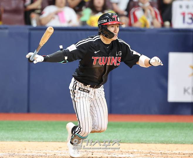 8일 오후 서울 고척스카이돔에서 열린 2025 프로야구 LG 와 키움 경기. LG 신민재가 7회 1타점 적시타를 날리고 있다. 고척=정시종 기자 capa@edaily.co.kr /2025.06.08.