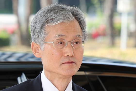 지난 26일 대법원으로 출근하던 조희대 대법원장의 모습. 조 대법원장은 대법관 시절 2020년 문체부 블랙리스트 대법원 전원합의체 판결 당시 문재인 정부가 특검에 넘겼던 청와대 캐비닛 문건은 위법 수집 증거라 판단했다. 뉴스1