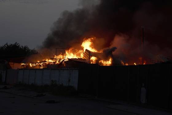 10일(현지시간) 우크라이나 키이우에서 러시아의 대규모 미사일과 드론 공격 이후 불타는 차고 위로 검은 연기와 불이 솟아오르고 있다. AP=연합뉴스